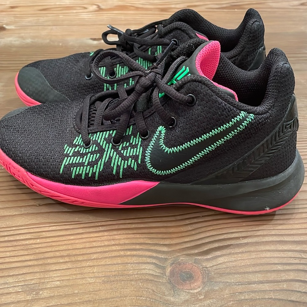 Kids Nike KYRIE FLYTRAP 2 GS 'BLACK HYPER PINK'